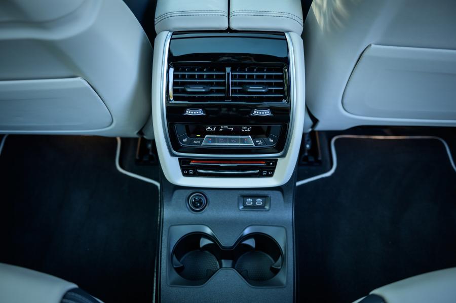 Детали интерьера BMW X7 xDrive35d Design Pure Excellence (G07) 2019 года  (JP) (фото 5 из 21)